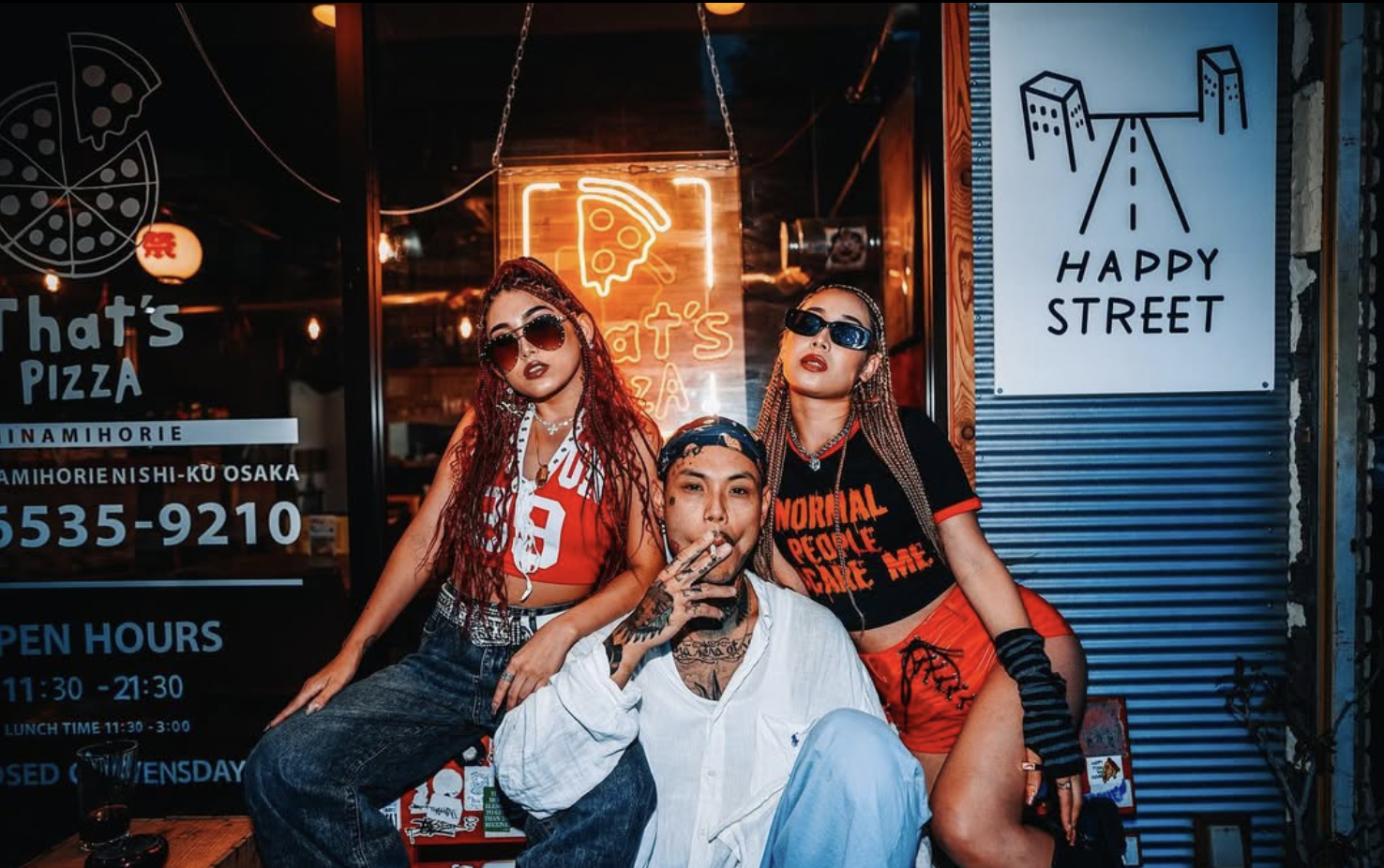 That's PIZZAの店前で撮影された写真